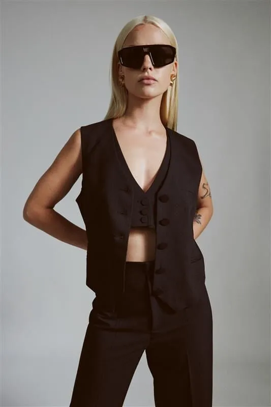 marla cropped vest in black